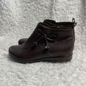 Soft walk Brown leather ankle boots with side zipper & side bow accent SZ10M